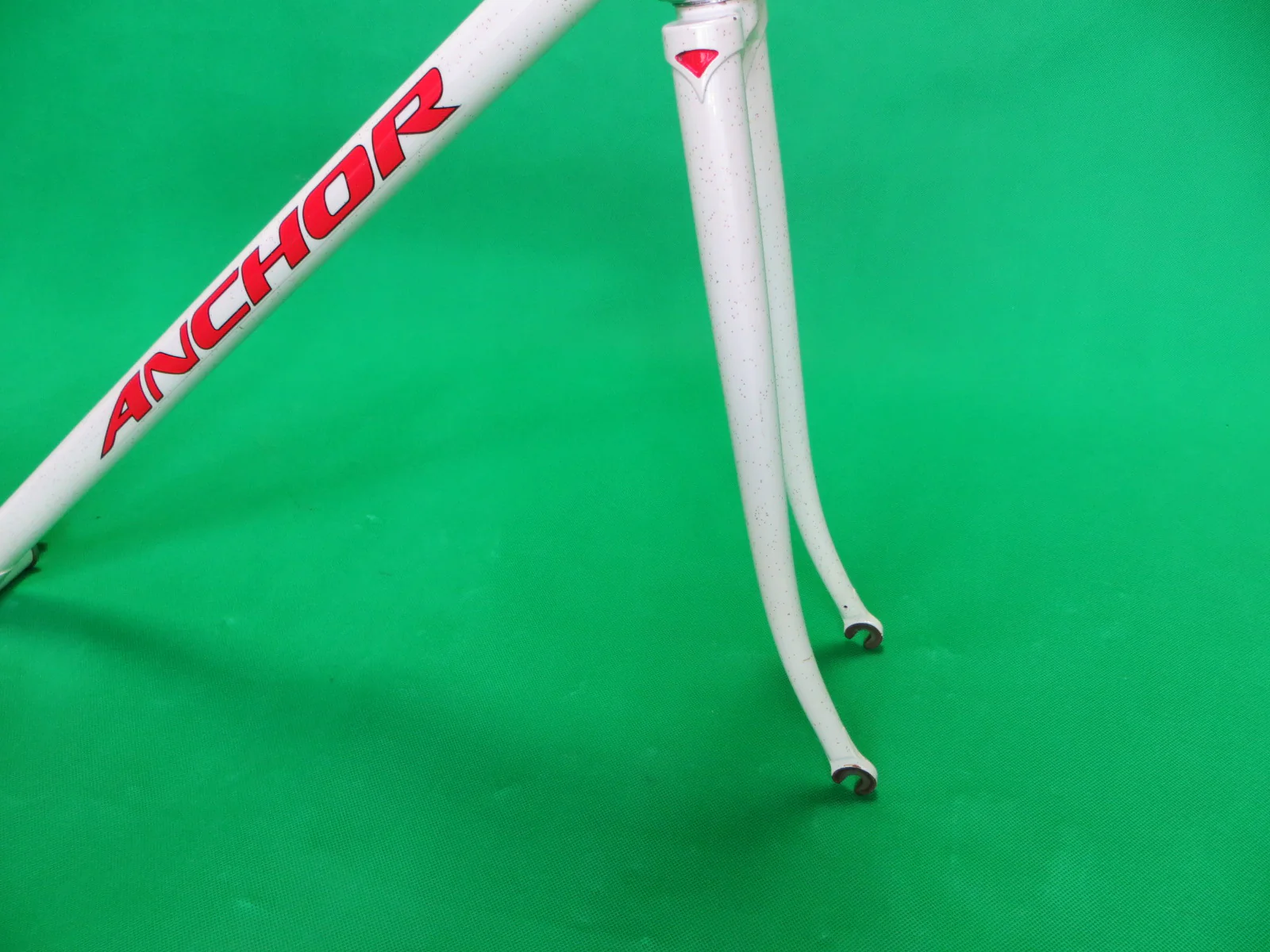 Anchor // White with Red Decals and Gold Flake // 51.5cm - Image 10