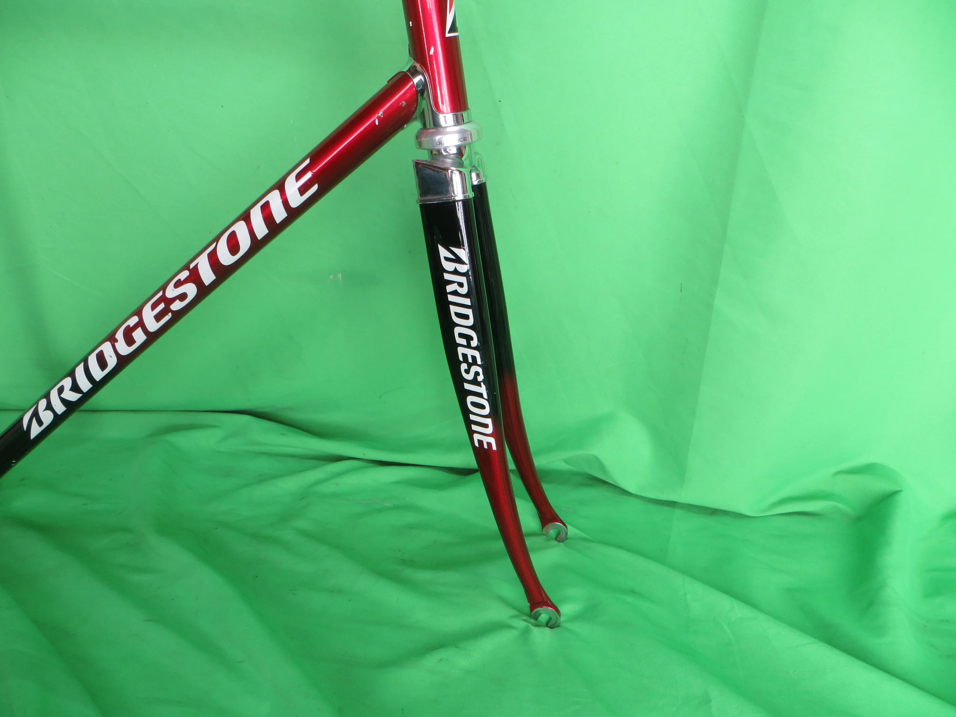 Bridgestone Columbus Max Fork // Black / Candy Red Fade // 51.5cm - Image 10