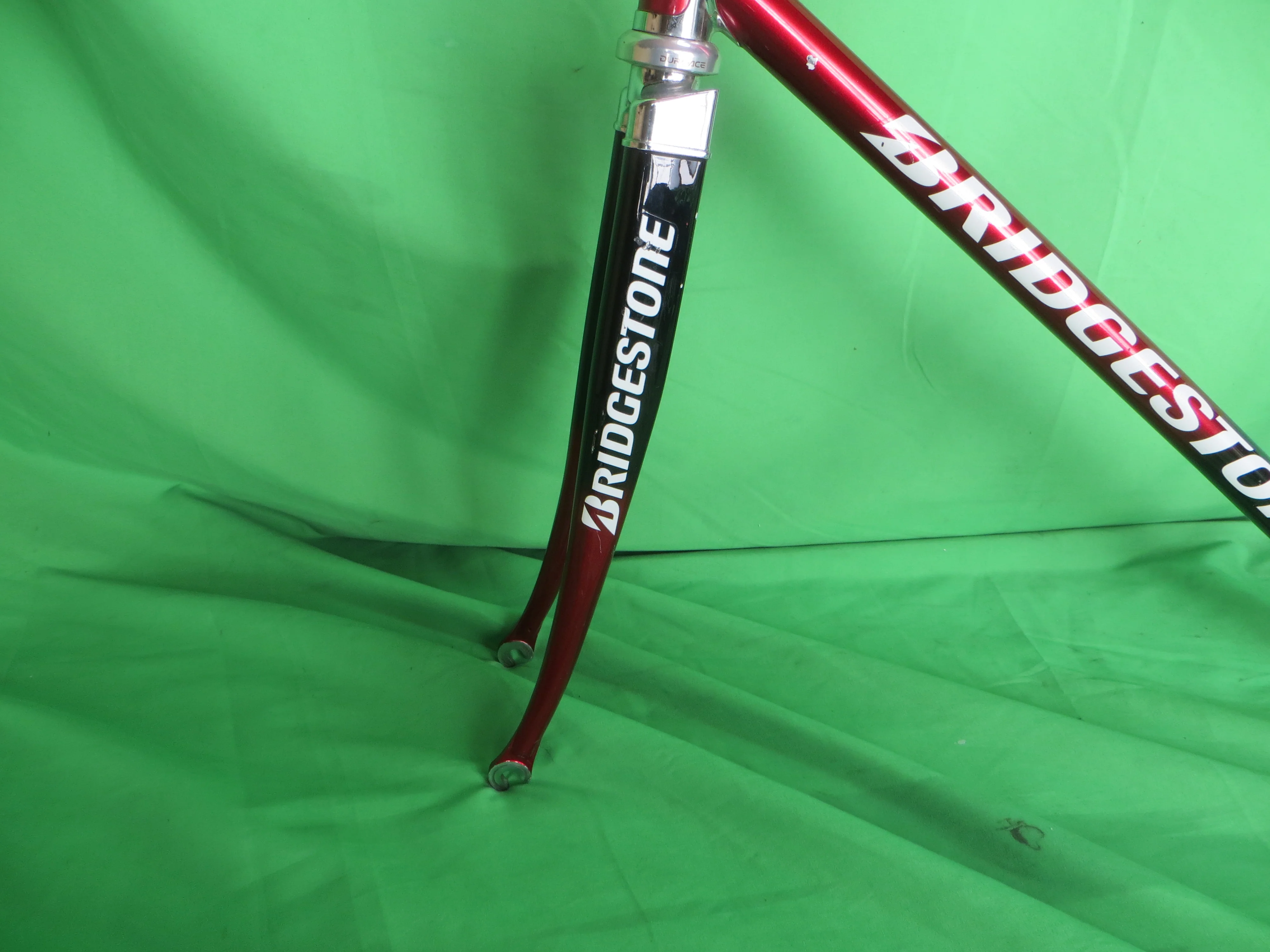 Bridgestone Columbus Max Fork // Black / Candy Red Fade // 51.5cm - Image 3