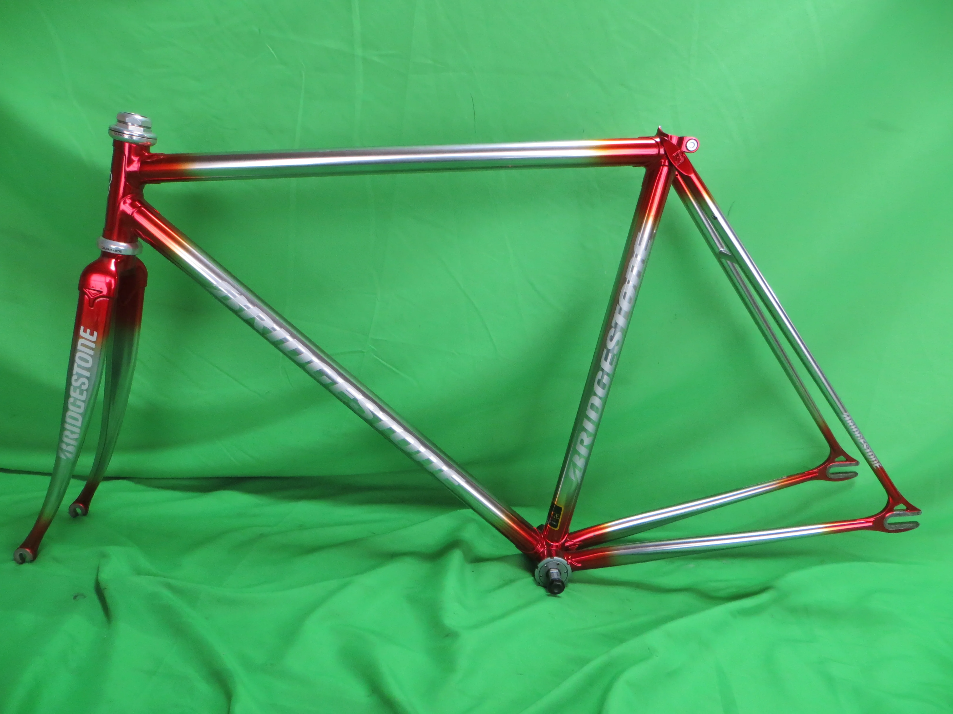Bridgestone Columbus Max Fork // Mach Silver / Candy Red Fade // 51cm