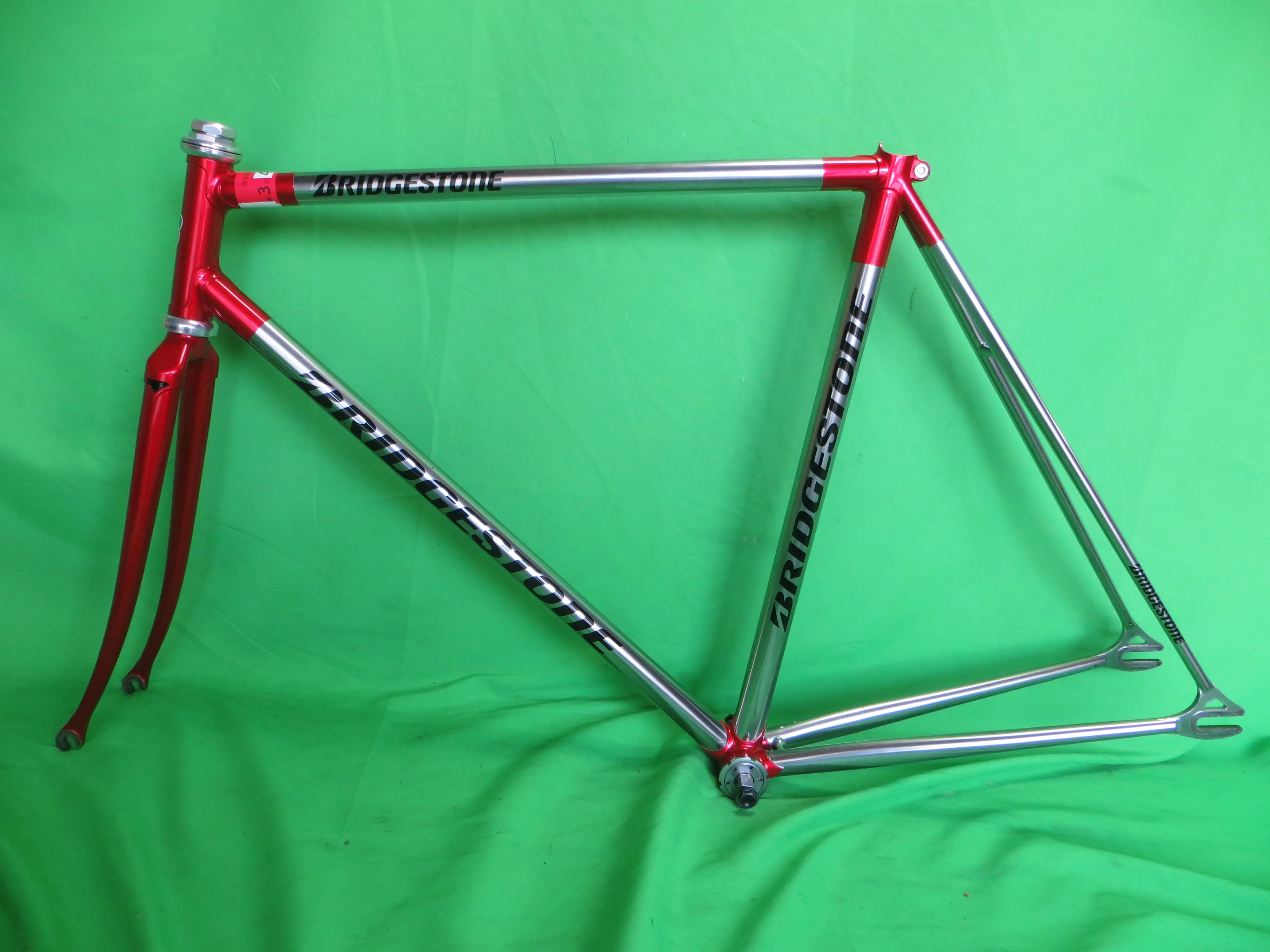 Bridgestone // Mach Silver / Candy Red // 53.5cm