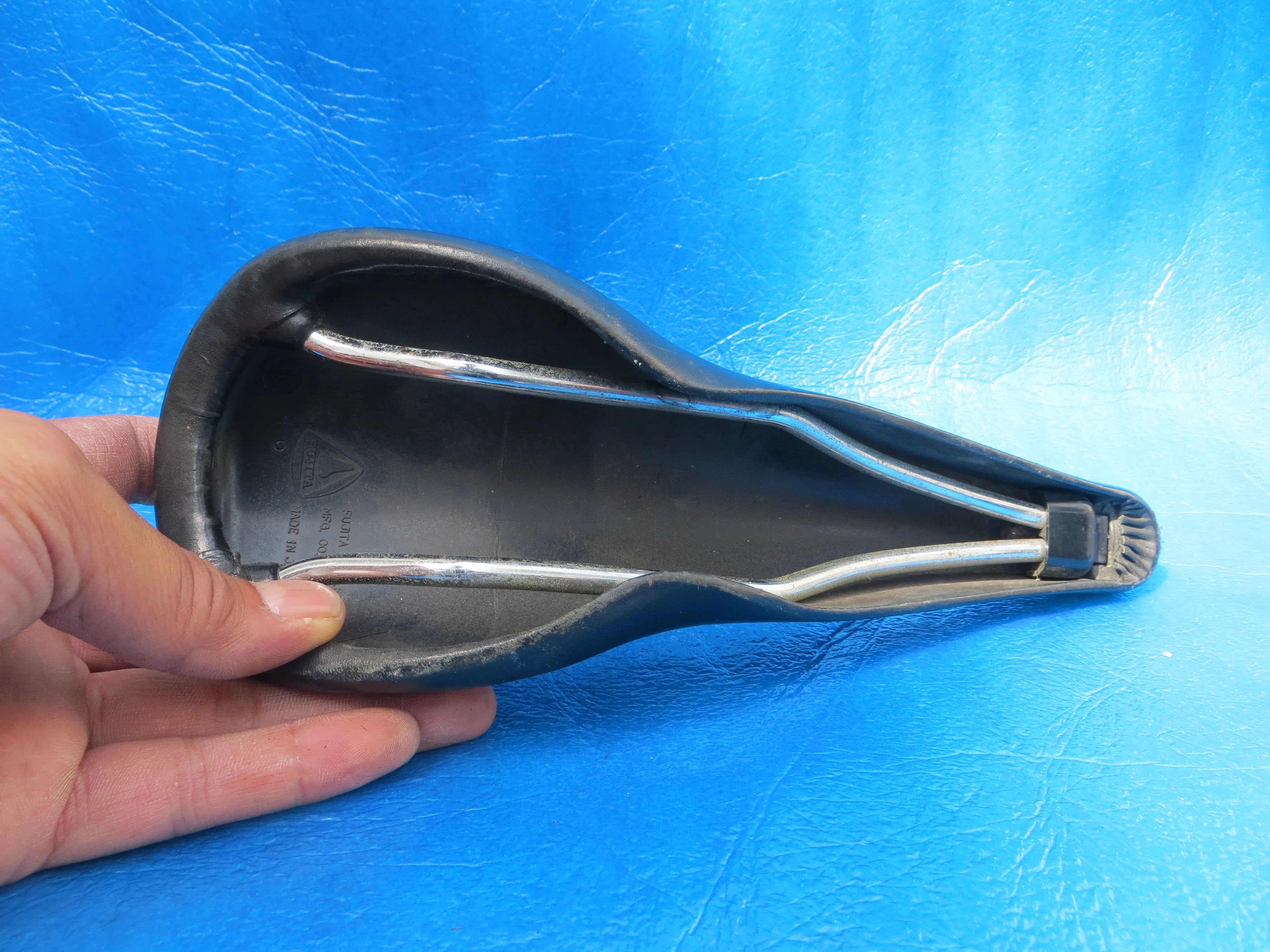 Fujita Seamless Y.F.C PISTA NJS Saddle 44mm (23061802) - Image 5