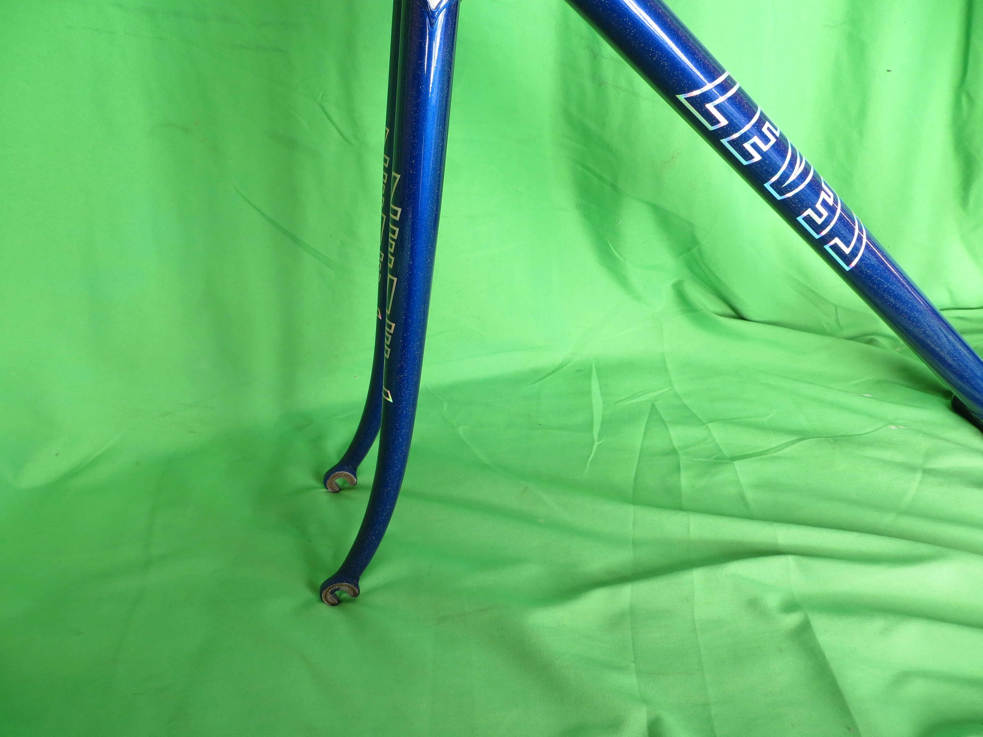 Level // Deep Blue Metallic with Fine Rainbow Flake // 52cm - Image 3